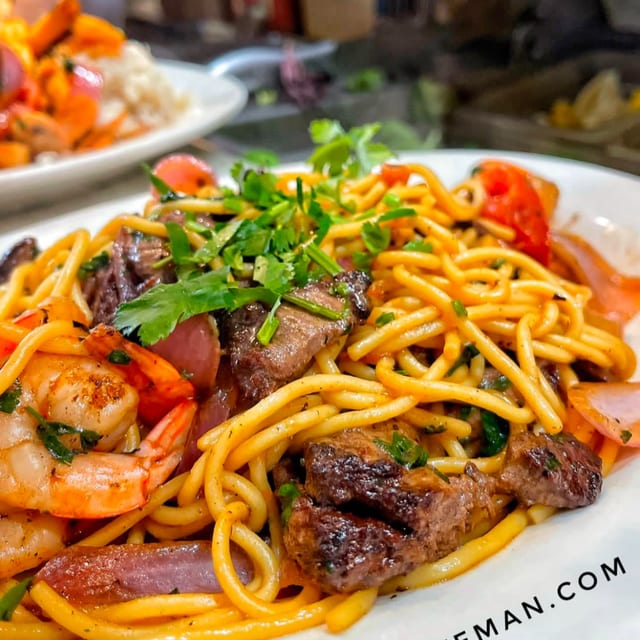 Tallarin Saltado-Marisco (seafood).